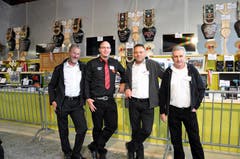 Gabenchef Richi Albisser (zweiter von links) und seine Helfer Josef Ulrich, Roland Baggenstoss und Walter Reichlin. (Bild: Franz Föhn)
