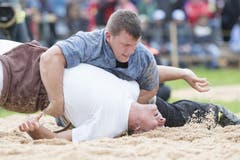 Erich Fankhauser (oben) und Reto Noetzli treffen im ersten Gang aufeinander. (Bild: KEYSTONE/Urs Flueeler)