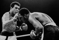 Muhammad Ali (links) landet einen Treffer geen Joe Frazier in der 13. Runde im Titelkampf in Manila auf den Philippinen im Jahr 1975. (Bild: Keystone)