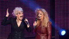 Ganz schön schmutzig: Ina Müller, links, und Barbara Schöneberger. (Bild: Keystone)