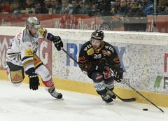 Zugs Timo Helbling (links) gegen Berns Martin Plüss. (Bild: Keystone)