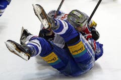 Der Zuger Verteidiger Philipp Schefer, oben, und Klotens Stürmer Samuel Walser im Duell.