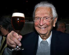 Ein Prosit auf Walter Roderer. (Bild: Archiv Neue LZ)
