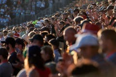 Zuschauer applaudieren am Eidgenoessischen Schwing- und Aelplerfest (ESAF) Estavayer 2016 in Payerne. (Bild: PETER SCHNEIDER)
