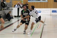 Gossaus Oliver Schoof (rechts) versucht gegen Kriens' Marko Vukelic den Ball zu erobern. (Bild: Roger Zbinden/Neue LZ)