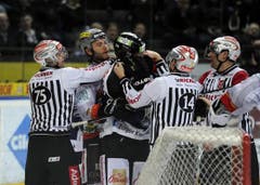 Biels Ahren Spylo (links) und Zugs Timo Helbling geraten aneinander. (Bild: Keystone)