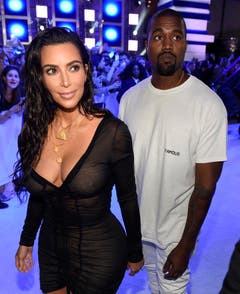 Kim Kardashian mit ihrem Ehemann bei den MTV Video Music Awards 2016. (Bild: Keystone)