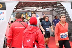 Einige der 10'000 Siegerinnen und Sieger beim Zieleinlauf. (Bild: Ramona Geiger/ Claude Hagen/LZ)