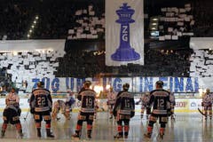 Zuger Fans haben eine Choreografie einstudiert. (Bild: Keystone)