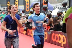 Einige der 10'000 Siegerinnen und Sieger beim Zieleinlauf. (Bild: Ramona Geiger/ Claude Hagen/LZ)