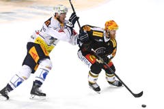 Zugs Carl Klingberg versucht Lugano-Topskorer Linus Klasen zu stoppen. (Bild: Samuel Golay / Keystone)