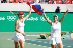 Die Russinnen Ekaterina Makarova (links) und Elena Vesnina feiern ihre Goldmedaille. (Bild: EPA / Michael Reynolds)