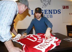 Josh Holden erfüllt im Legends Club in der Bossard-Arena Autogramm-Wünsche. (Bild: Stefan Kaiser / Neue ZZ)