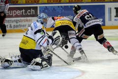Corsin Casutt (rechts) gegen Ambri-Hüter Nolan Schaefer und Topskorer Maxim Noreau. (Bild: Keystone)
