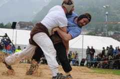 Benji von Ah (in Weiss) im Schlussgang gegen Stefan Gisler. (Bild: Urs Hanhart / Neue UZ)