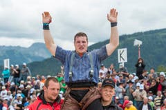 Der Innerschweizer Joel Wicki wird als Sieger gefeiert, nach dem Schlussgang am Schwing- und Älplerfest Schwarzsee in Plaffeien FR. (Bild: kEYSTONE / ALESSANDRO DELLA VALLE)