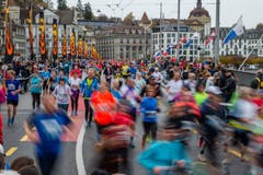 Die Läufer und Läuferinnen auf der Seebrücke. (Bild: Philipp Schmidli)
