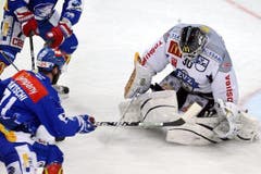 Der Zürcher Patrik Bärtschi bezwingt den Zugs Torhüter Jussi Markkanen. (Bild: Keystone)