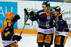 Pierre-Marc Bouchard, links, Jarkko Immonen, Mitte, und Dominic Lammer, rechts, freuen sich über den 2. Treffer. (Bild: Keystone/Alexandra Wey)