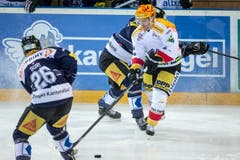 Der Bieler Stürmer Paer Arlbrandt, rechts, im Spiel gegen den Zuger Stürmer Reto Suri, links. (Bild: Photopress/ALEXANDRA WEY)