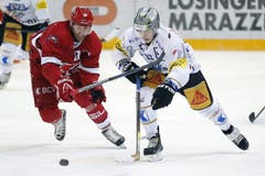 Alessio Bertaggia vom EV Zug sprintet gegen Thomas Deruns vom HC Lausanne um den Puck. (Bild: Keystone)