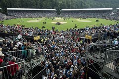 Die Besucher stömen nach dem 5. Gang aus der Arena. (Bild: Keystone)