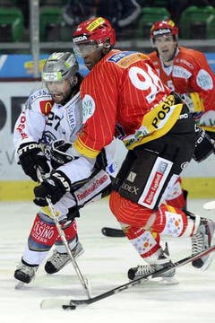 Zugs Josh Holden (links) gegen Biels Clarence Kparghai. (Bild: Keystone)
