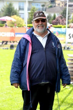 Trotz Kälte und Regen haben gestern 2400 Zuschauer das Ob- und Nidwaldner Kantonalschwingfest in Hergiswil verfolgt. Natürlich war auch Wisi Ming (68) mit seinen Kollegen und einer Kollegin vom Benji-Fanclub vor Ort. Der Giswiler besucht seit rund 30 Jahren bis zu zehn Schwingfeste pro Jahr und hat seit 1974 kein Eidgenössisches Schwingfest verpasst. Das Interview am 12. Mai in der Neuen Nidwaldner Zeitung. (Bild: Nadia Schärli / Neue LZ)