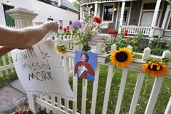 Blumen vor dem Haus in Boulder, Colorado, in dem Robin Williams «Mork vom Ork» gespielt hatte. (Bild: Keystone)