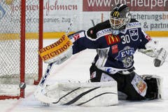 Der Zuger Goalie Jussi Markkanen hält einen Schuss. (Bild: Keystone)