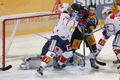 Der Zuercher Verteidiger Phil Baltisberger (links) im Duell gegen den Zuger Stürmer Dominic Lammer. (Bild: Keystone / Alexandra Wey)