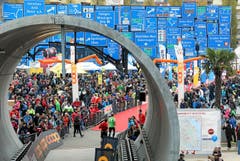 Bilder von unterwegs: Eindrücke von der Laufstrecke und auf Nebenschauplätzen. (Bild: Andi Mettler/swiss-image.ch)