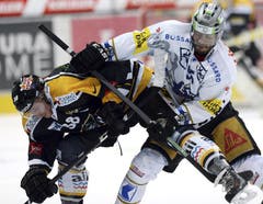 Zugs Robbie Earl (rechts) gegen Luganos Raffaele Sannitz. (Bild: Keystone)