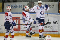 Die Zürcher Pius Suter, Ryan Keller, und Auston Matthews (v.l.n.r.) jubeln über ein Tor. (Bild: Keystone / Alexandra Wey)