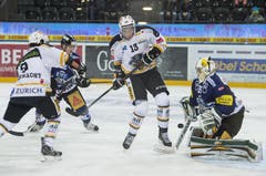 Die Luganesi Thomas Rüfenacht und Mikko Lehtonen beschäftigen die Zuger Santeri Alatalo und Goalie Michael Tobler. (Bild: Keystone)