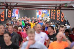 Einige der 10'000 Siegerinnen und Sieger beim Zieleinlauf. (Bild: Dominik Wunderli/LZ)