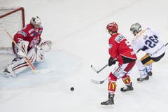 Zugs Reto Suri (rechts) gegen zwei Winterthurer. (Bild: Keystone)