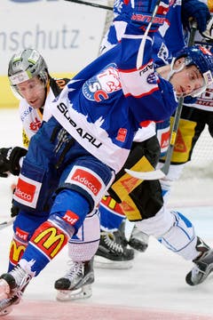 Der Zürcher Auston Matthews gegen den Zugs Emanuel Peter. (Bild: Keystone / Walter Bieri)