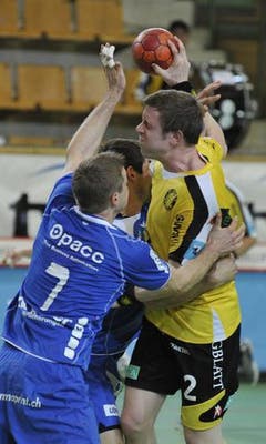 Der St. Galler Martin Engeler, rechts, im Kampf mit dem Luzerner Daniel Schmid (Bild: Keystone / Regina Kühne)