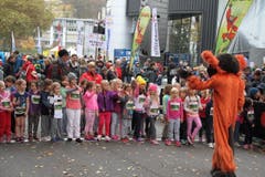 Die kleinen Sportlerinnen und Sportler wetteifern um den Sieg. Bilder von vielleicht ersten Wettkampffieber des Lebens. (Bild: Claude HAgen/LZ)