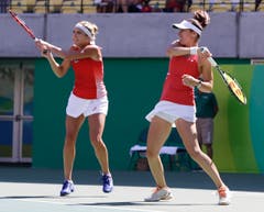 Timea Bacsinszky (links) und Martina Hingis in Aktion im Tennis-Doppel-Final. (Bild: AP Photo/Charles Krupa)