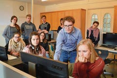 Der Urner Journalist Florian Arnold, Initiant des Projektes PodClass, erklärt Schülerinnen und Schülern der 1. Klasse der Fachmittelschule (FMS) und den Lehrerinnen, wie man einen Podcast selber produziert. (Bild: Silvia Camenzind)