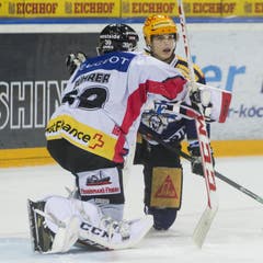 Der Berner Goalie Marco Buehrer und Reto Suri vom EV Zug. (Bild: Keystone)