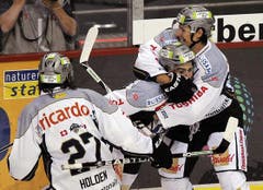 Josh Holden, Fabian Schnyer und Damien Brunner (von links) jubeln nach dem 2:1. (Bild: Steffen Schmidt/Keystone)