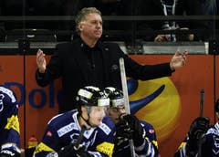Zug-Trainer Doug Shedden hadert mit einer Schiedsrichterentscheidung. (Bild: Keystone)