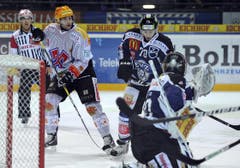 Alain Mieville, links, kommte gegen Goalie Jussi Markkanen und Yannick Blaser zu spät.