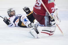 Zugs Josh Holden am Boden. (Bild: Keystone)