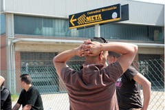 Er hatte Glück im Unglück: In der Fabrik «Meta» starben drei Menschen. (Bild: Keystone / EPA)