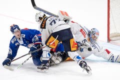 Zürichs Fabrice Herzog, links, vor Torhüter Tobias Stephan. (Bild: Urs Flüeler/Keystone)