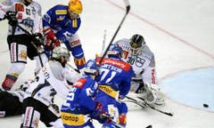 Der Zürcher Patrik Bärtschi, Mitte Nr. 71, bezwingt den Zuger Torhter Jussi Markkanen zum 1:0 für die Lions. (Bild: Keystone)